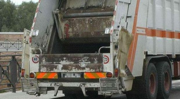 Giallo a Caivano, camion dei rifiuti scarica cadavere
