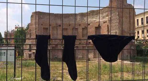 Degrado capitale: mutande e calzini stesi davanti alla Domus Aurea
