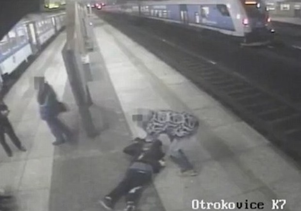 Repubblica Ceca, attraversano sui binari e vengono travolti dal treno: l'incidente choc in un video