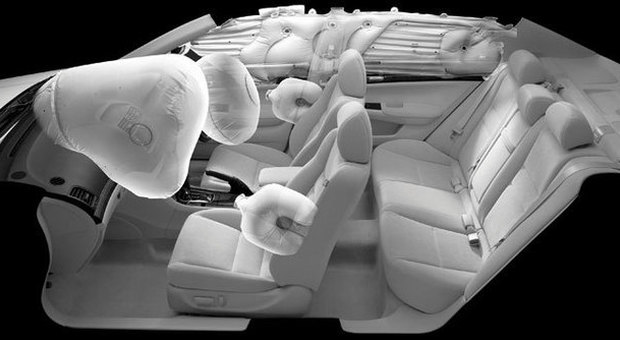 L'abitacolo di una moderna vettura è pieno di airbag, i cuscini gonfiabili che possono salvare la vita