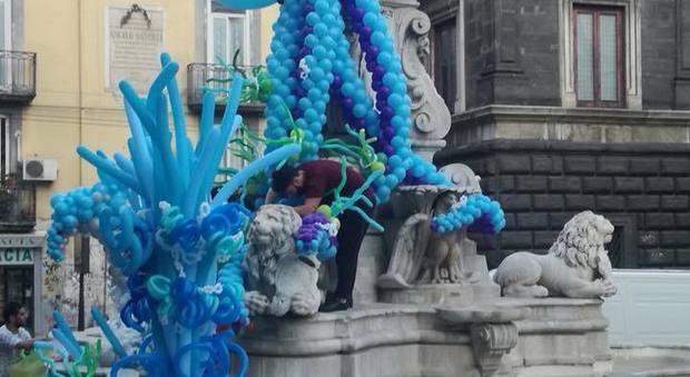 «Monteoliveto, ecco com'è ridotta la storica fontana: Comune di Napoli spieghi»