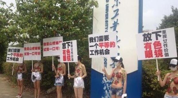 Cina, studentesse protestano a seno nudo contro discriminazione sessuale