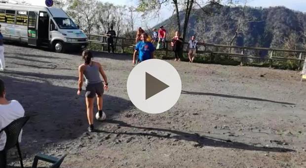 Vesuvio, il cratere è off limits e i turisti delusi giocano a calcetto