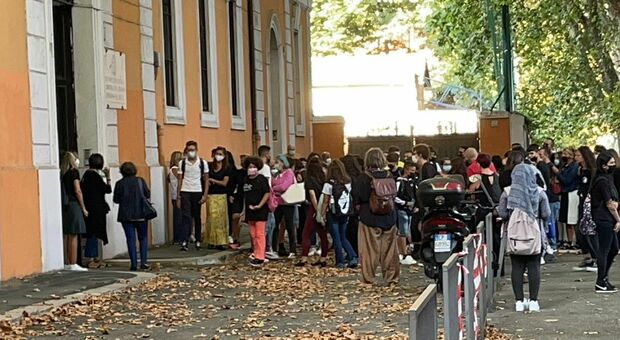 Green pass a scuola, caos controlli a Roma: negli asili lezioni all’aperto