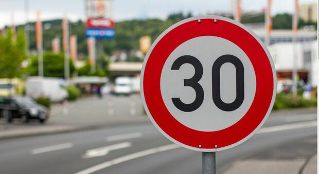 Lecce, auto a 30 all’ora in tutta la città: nel futuro la guida sarà “slow”
