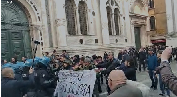 Anarchici a Venezia: tafferugli in campo San Rocco bloccati dalla polizia. Prefetto soddisfatto: «Evitati disordini»