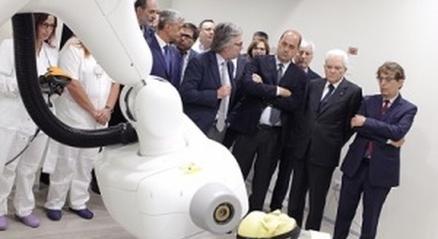 Mattarella elogia il robot per la cura dei tumori installato a Roma dall'équipe del Vallo di Diano
