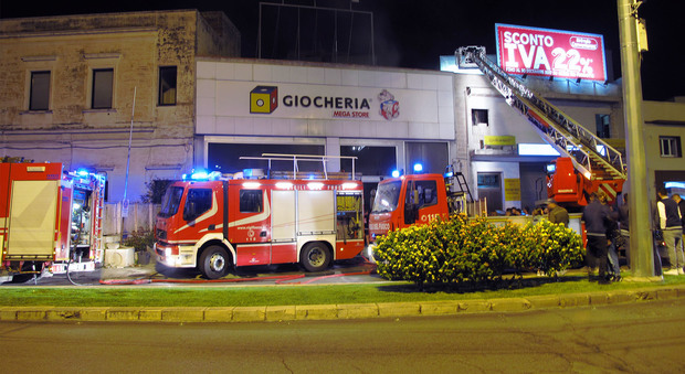 Lecce, inferno in centro: a fuoco il megastore di giocattoli
