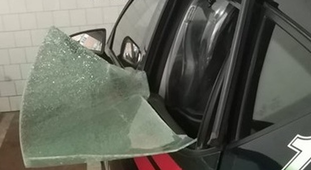 attacco alla pattuglia dei carabinieri: 22enne sfascia l'auto e cerca di colpire i militari con un'antenna