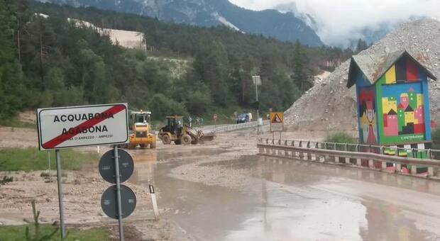 Diluvio su Cortina, colata di fango ad Acquabona: chiusa la statale 51
