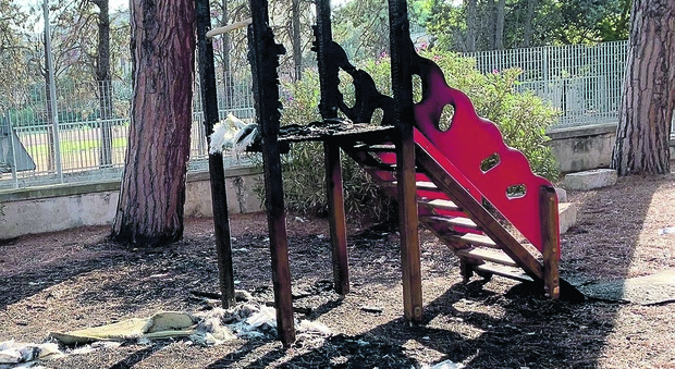 Vandali al Parco Buscicchio, bruciato e distrutto uno scivolo