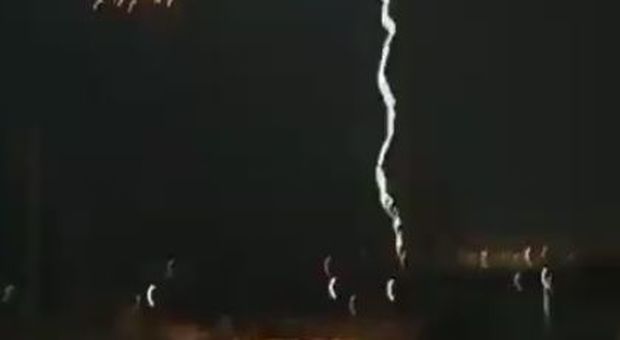 Fulmine colpisce una tettoia, folgorati due adolescenti