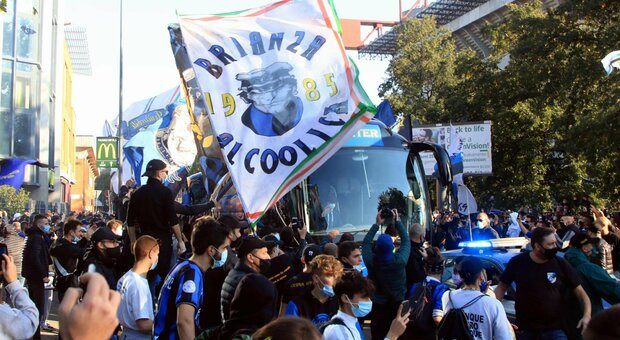 Covid, follia a Milano: ressa ultrà al derby nel giorno peggiore dei contagi