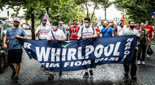 Whirlpool Napoli, fumata grigia: l'azienda va avanti ma i licenziamenti non scatteranno subito