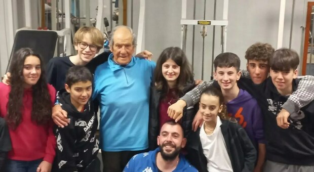 Terni. Piediluco, Riccardo Armeni, lo storico allenatore del Circolo canottieri compie 86 anni e va ancora in acqua