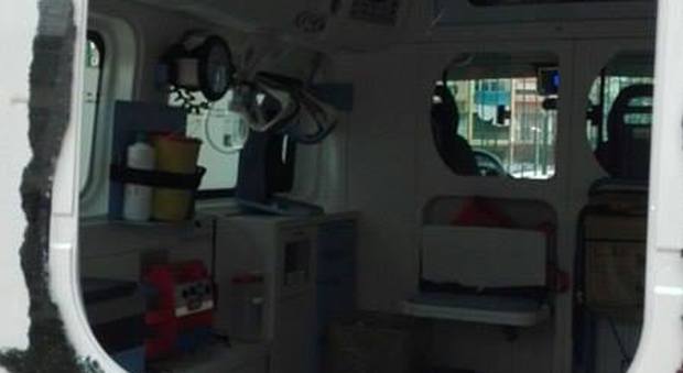 Napoli, sassaiola contro ambulanza, vetro in frantumi: paura e disagi