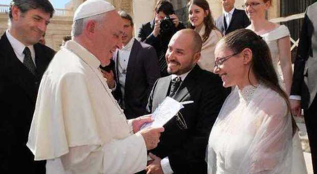 Freschi sposi: da papa Francesco coppia di Battipaglia.«Che bella la sposa..»