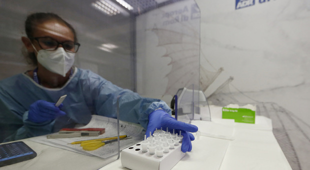 Coronavirus in Italia: 1458 nuovi positivi e sette decessi nelle ultime 24 ore. Ma con ventimila tamponi in meno