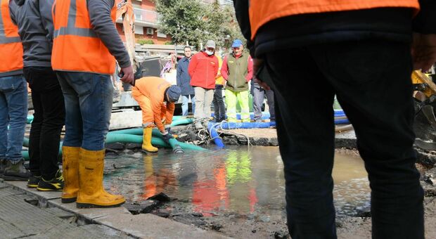 Bari, esplode una condotta idrica nel rione Carrassi: mezza città senz'acqua. Aqp al lavoro da ore: «Contenete i consumi»
