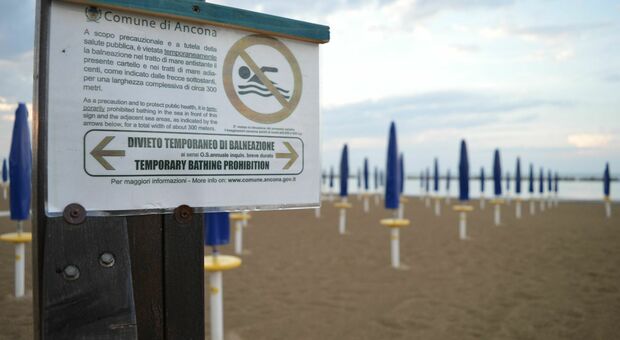 Divieti di balneazione e mini spiagge: un Ferragosto sempre più a ostacoli per Ancona