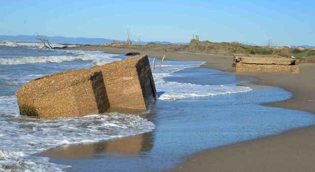 Fiumicino, l’erosione si mangia il Litorale. E dal mare spunta un bunker della Seconda guerra mondiale