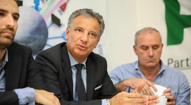 Primarie, nel Pd è braccio di ferro, Enzo De Amicis se si candiderà sindaco dovrà dimettersi dal partito