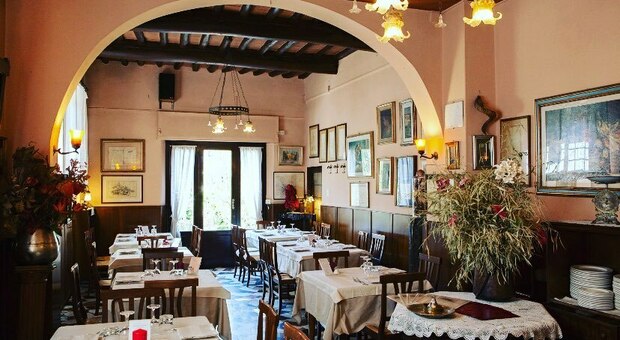 Non ci sono cuochi, il ristorante "Da Bibe" rischia la chiusura. Il proprietario: «Stipendio da 1.600 euro, ma non trovo nessuno»