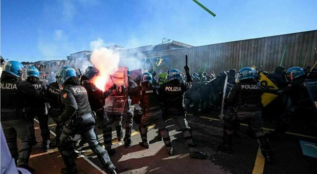 Un momento degli scontri del 20 gennaio scorso a Vicenza tra i centri sociali e la polizia