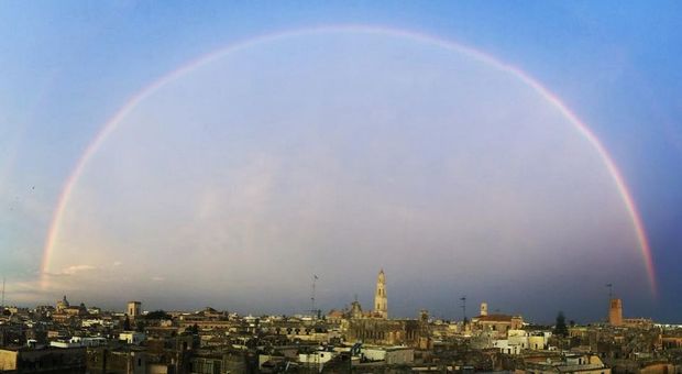 Lecce, l'arcobaleno è uno scudo magico
