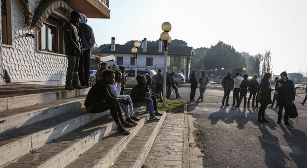 una protesta dei migranti all'hotel Bragosso