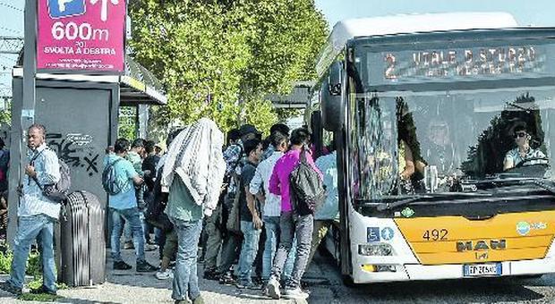 Troppi turisti nei bus, porte chiuse: i pendolari restano a terra