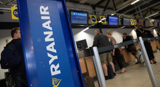 Ryanair, le nuove regole sui bagagli finiscono nel mirino dell'Enac: «Serve correttezza»