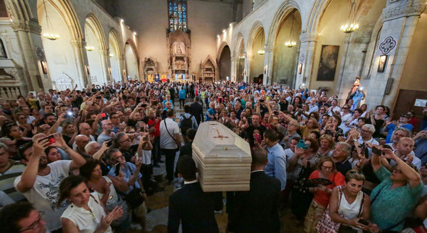 De Crescenzo, l'ultimo saluto di Napoli: migliaia a Santa Chiara, Renzo Arbore e Marisa Laurito in lacrime