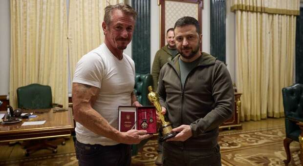 Ucraina, l'attore Sean Penn dona a Zelensky la sua statuetta Oscar: «Resterà a Kiev fino alla vittoria»