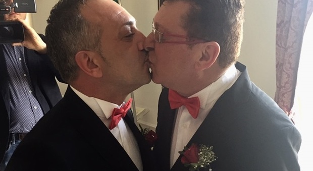 Salvatore e Salvatore oggi sposi primo «sì» civile a Castelvolturno