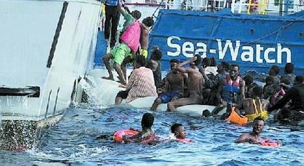 Caos salvataggi e profughi morti, l'Italia accusa la Marina libica