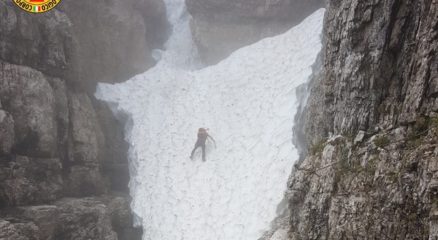 L'escursionista di 27 anni bloccato dalla neve sulla Schiara