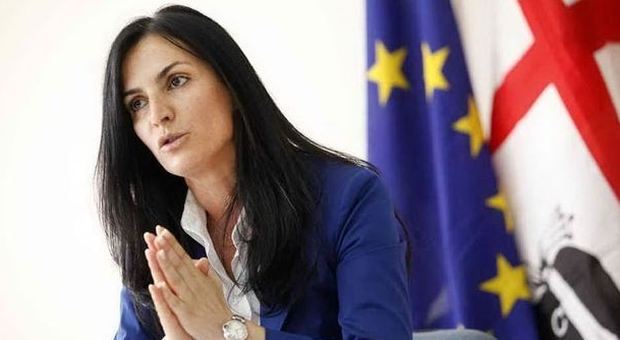 Spese pazze in Regione Sardegna, si dimette sottosegretaria Barracciu: a giudizio per uso illecito di fondi