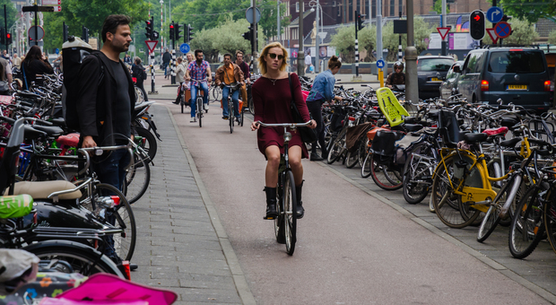 «Bonus ai dipendenti che vanno a lavoro in bici», la proposta contro il traffico e lo smog