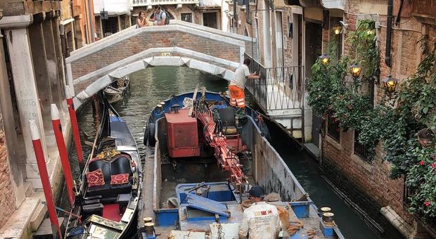 Barche in ferro senza limiti: troppo grandi per i piccoli e fragili canali di Venezia