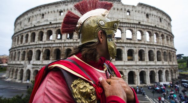 Centurioni e saltafila: undici multati ai Fori imperiali