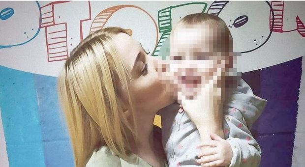 Giovane mamma morta asfissiata: la figlia di 2 anni le chiude il finestrino dell auto sul collo