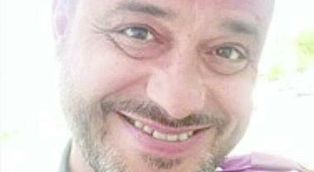 Si sente male all'improvviso mentre è in casa con la compagna: Gianluca muore a 49 anni