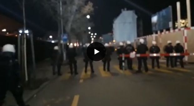 Zurigo-Napoli, tensioni tra i tifosi: cariche della polizia prima del match