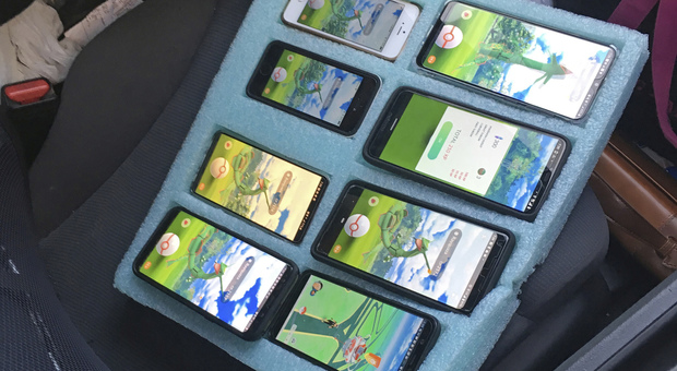 Gioca a Pokemon Go in auto con otto smartphone contemporaneamente: ma niente multa, ecco perché