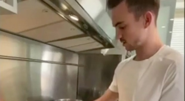Napoli, Fabián si veste da chef: «Cuciniamo insieme la paella»