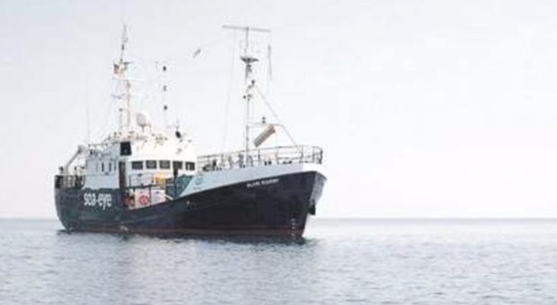 Libia, la guerra spinge i migranti: le navi delle Ong tornano al largo