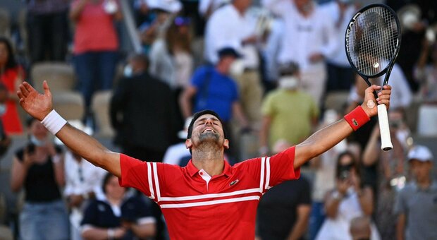 Djokovic trionfa al Roland Garros: rimontona in cinque set con Tsitsipas