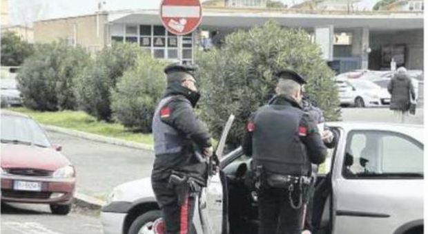 Carabinieri del Gruppo Ostia davanti alla stazione Stella Polare della Roma-Lido