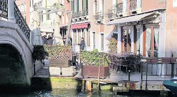Venezia. La protesta: rive pubbliche diventano a uso privato